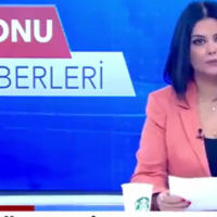 Turkish news anchor Meltem Günay presenting the news on December 24, 2023, accompanied by a Starbucks coffee cup many Turkish viewers found offensive, leading to the anchor's dismissal. Screen capture: TGRT. Used in accordance with Clause 27a of the Copyright Law.
