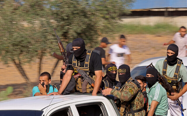 Palestinian terrorists head toward the border with Israel from Khan Yunis in the southern Gaza Strip on October 7, 2023. (SAID KHATIB / AFP)