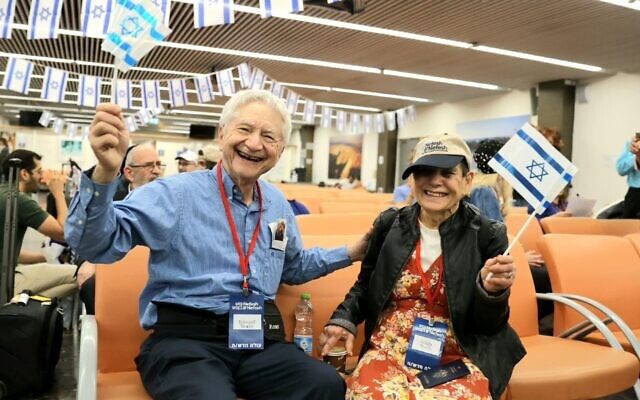 New immigrants to Israel arrive at Ben Gurion Airport on October 19, 2023, amid the ongoing war. (Yonit Schiller)