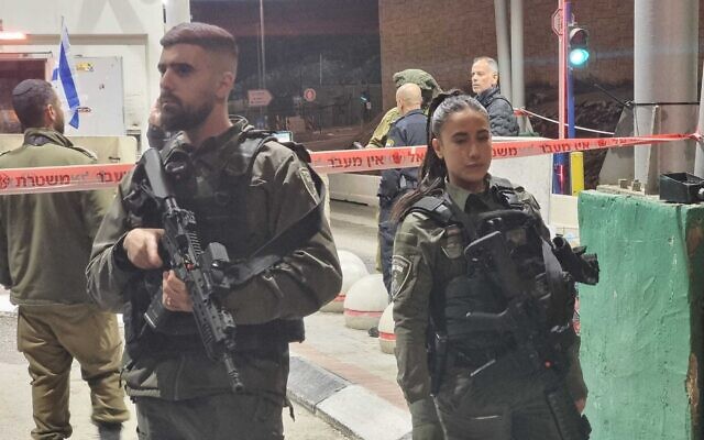 Security forces at the scene of a stabbing attack at the Mazmuria checkpoint, near Jerusalem, December 28, 2023. (Israel Police)