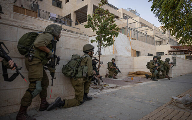 File: Israeli soldiers seen during a drill simulating a terrorist infiltration in the settlement of Beitar Illit, in the West Bank, October 24, 2023. (Chaim Goldberg/Flash90)