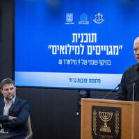 Finance Minister Bezalel Smotrich and Defense Minister Yoav Galant hold a joint press conference in Jerusalem, December 26, 2023. (Chaim Goldberg/Flash90)