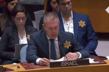 Permanent Representative of Israel, Gilad Erdan, at the UN wearing a yellow star. (Photo: Screenshot from video on The Telegraph Youtube Channel)