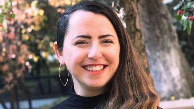 Samantha Pearson סמנתה פירסון מנהלת מרכז נגד תקיפות מיניות ב אוניברסיטת אלברטה ב קנדה שפוטרה אחרי שהטילה ספק בכך שמחבלי חמאס אנסו אונס נשים יהודיות במתקפת הטרור של 7 באוקטובר